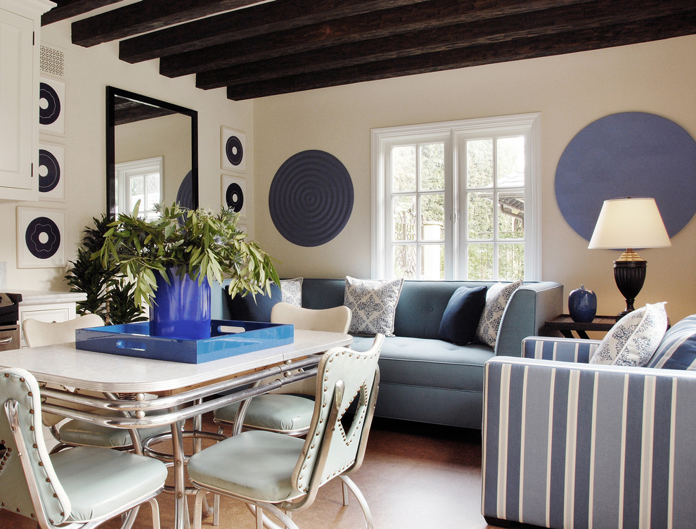Стильный дизайн: гостиная комната в стиле модернизм с пробковым полом и синим диваном - последний тренд