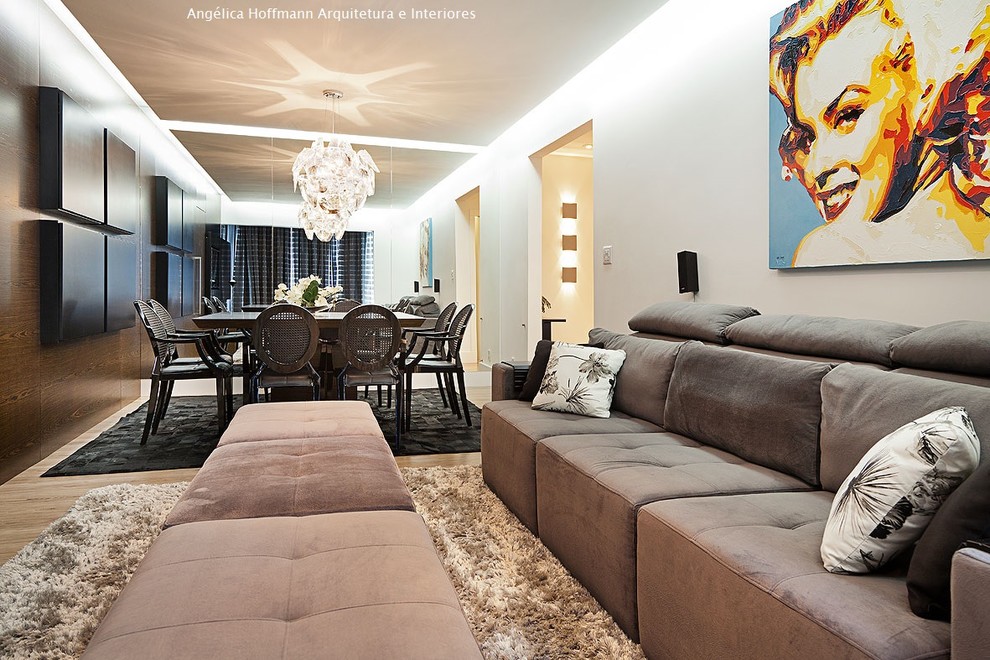 Mittelgroßes Modernes Wohnzimmer im Loft-Stil mit weißer Wandfarbe, hellem Holzboden, Tunnelkamin, Kaminumrandung aus Holz, Multimediawand und braunem Boden in Sonstige