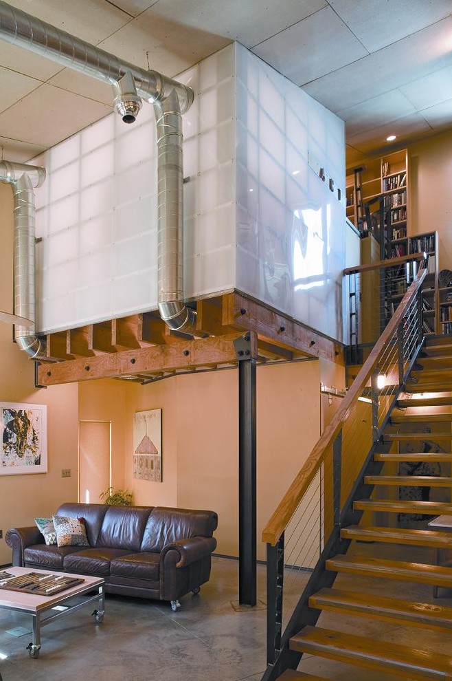 Источник вдохновения для домашнего уюта: гостиная комната в стиле модернизм с оранжевыми стенами и бетонным полом
