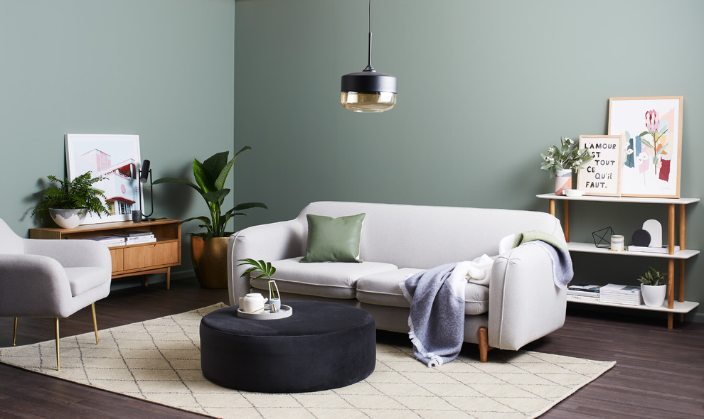 Aménagement d'un salon mansardé ou avec mezzanine scandinave de taille moyenne avec un mur vert, un sol en vinyl, aucune cheminée et un sol marron.