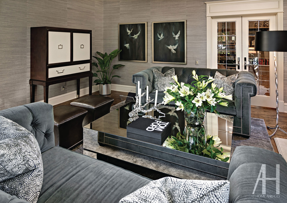Idee per un soggiorno classico con sala formale, pareti grigie e pavimento in legno massello medio