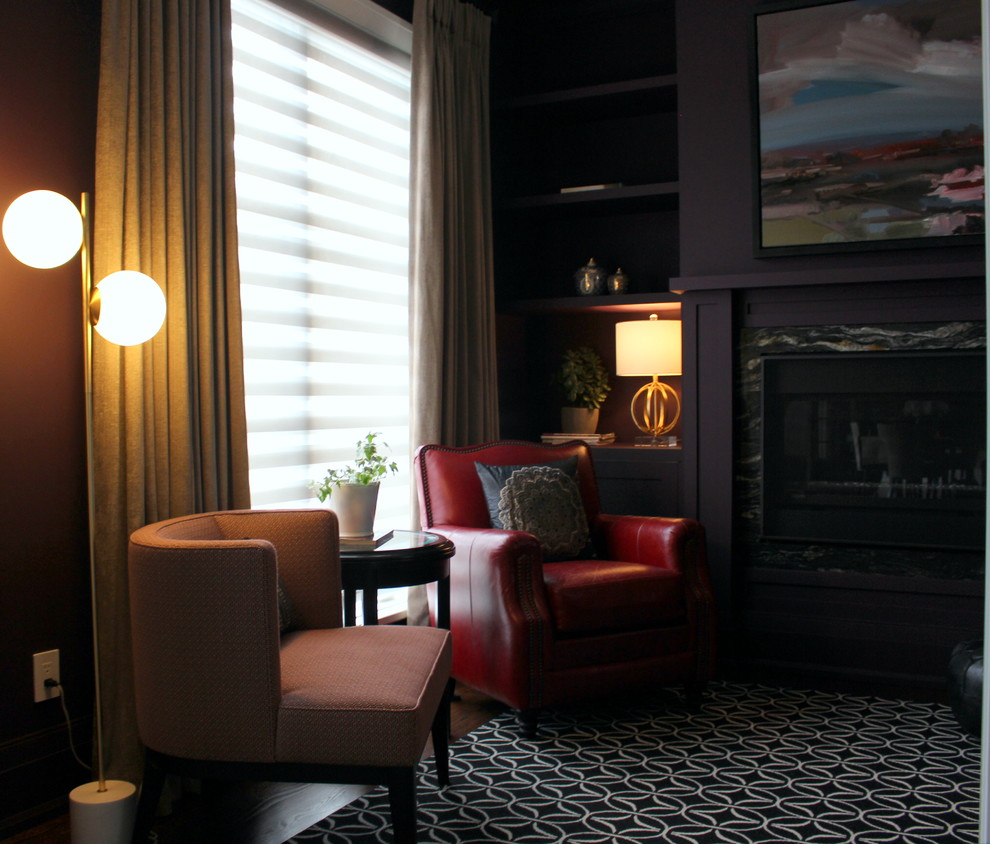 Kleines, Fernseherloses, Abgetrenntes Klassisches Musikzimmer mit lila Wandfarbe, braunem Holzboden, Kamin, Kaminumrandung aus Stein und braunem Boden in Toronto