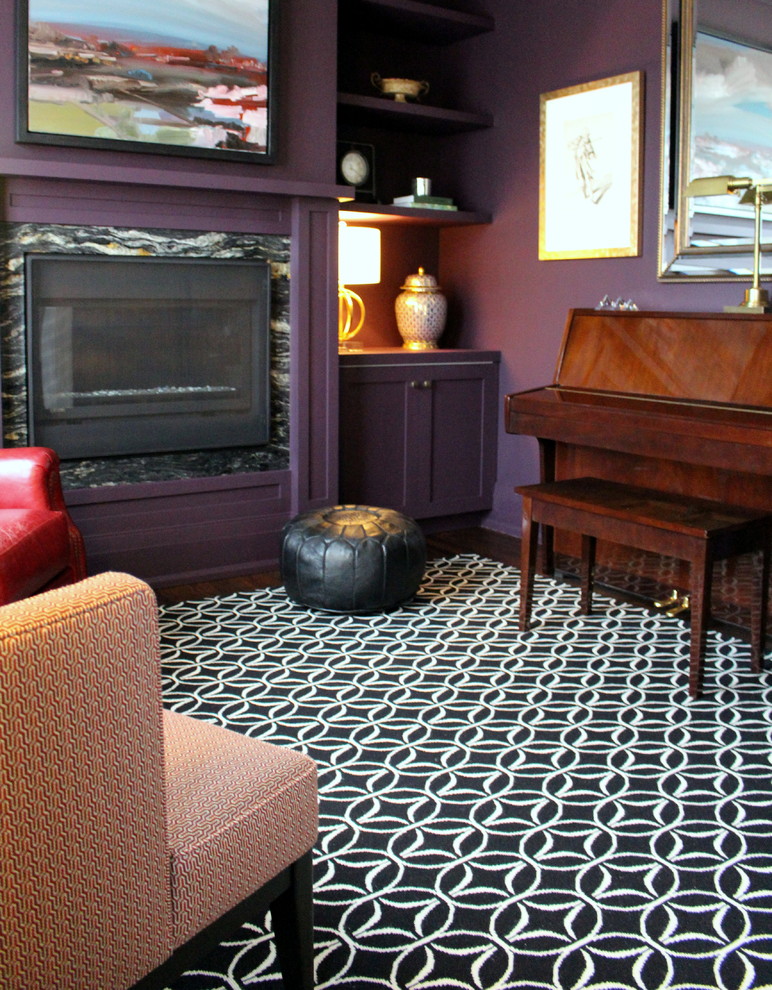 Idées déco pour un petit salon classique fermé avec une salle de musique, un mur violet, un sol en bois brun, une cheminée standard, un manteau de cheminée en pierre, aucun téléviseur et un sol marron.
