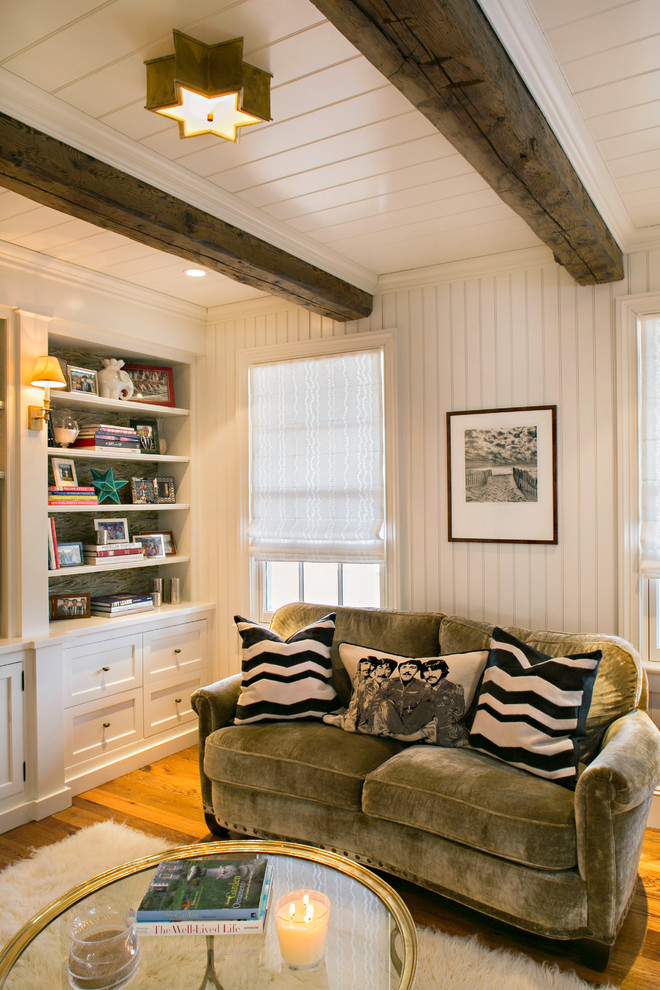 Foto de salón cerrado marinero de tamaño medio sin chimenea y televisor con paredes blancas, suelo de madera en tonos medios y suelo beige