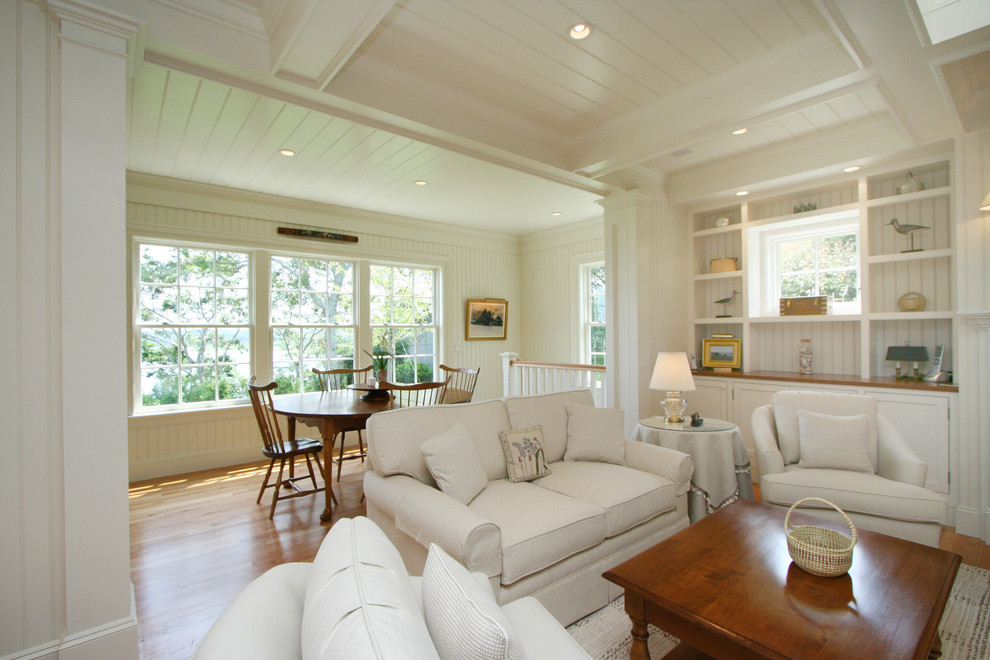 Foto di un soggiorno costiero di medie dimensioni e aperto con pareti bianche e parquet chiaro