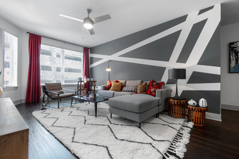 Immagine di un soggiorno minimal aperto con pareti grigie, parquet scuro, pavimento marrone e carta da parati