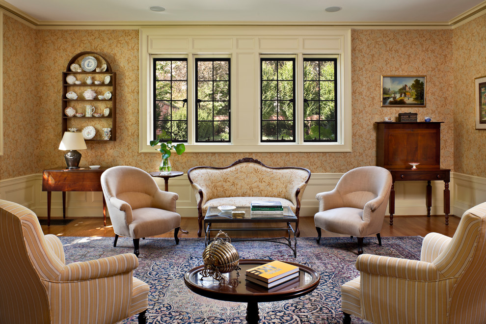 Repräsentatives Klassisches Wohnzimmer mit bunten Wänden und braunem Holzboden in Denver
