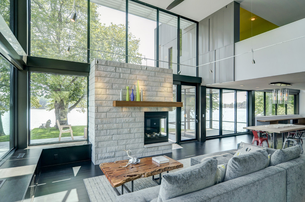 Mittelgroßes, Repräsentatives, Fernseherloses, Offenes Modernes Wohnzimmer mit grauer Wandfarbe, Bambusparkett und Eckkamin in Minneapolis