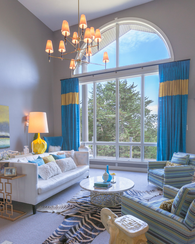 Идея дизайна: большая двухуровневая гостиная комната в стиле неоклассика (современная классика) с серыми стенами и ковровым покрытием