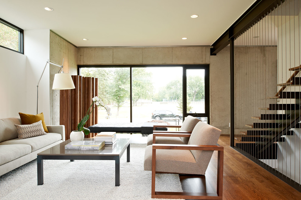 Inspiration för mellanstora moderna separata vardagsrum, med mörkt trägolv, ett finrum och vita väggar