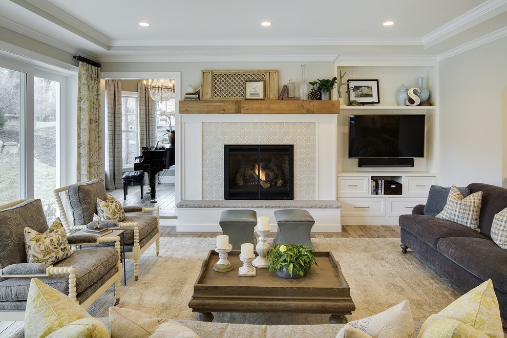 Exempel på ett klassiskt separat vardagsrum, med ett finrum, grå väggar, mellanmörkt trägolv, en standard öppen spis, en spiselkrans i trä och en väggmonterad TV
