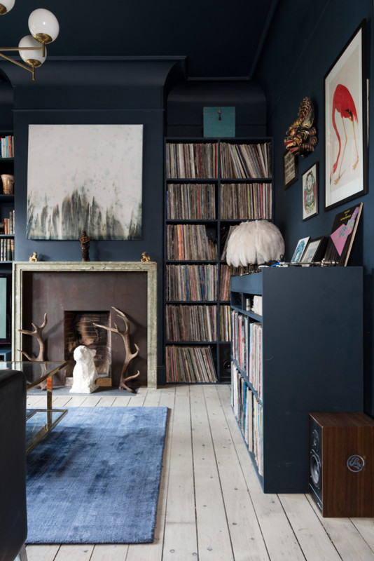 Aménagement d'un salon éclectique de taille moyenne avec un mur bleu, parquet peint, une cheminée standard et un manteau de cheminée en pierre.