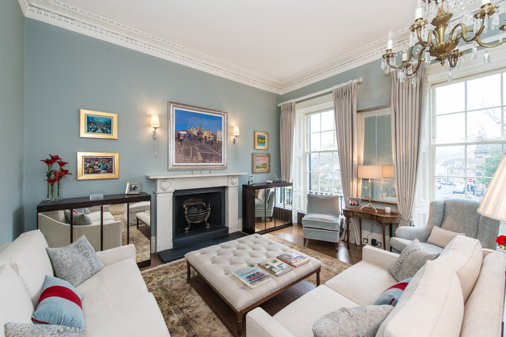 Imagen de salón para visitas ecléctico de tamaño medio con paredes azules y suelo de madera en tonos medios