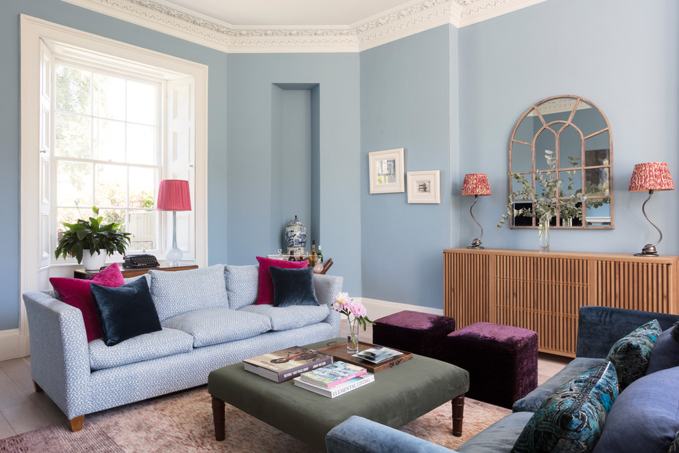 На фото: парадная, изолированная гостиная комната среднего размера в стиле неоклассика (современная классика) с синими стенами и синим диваном без телевизора