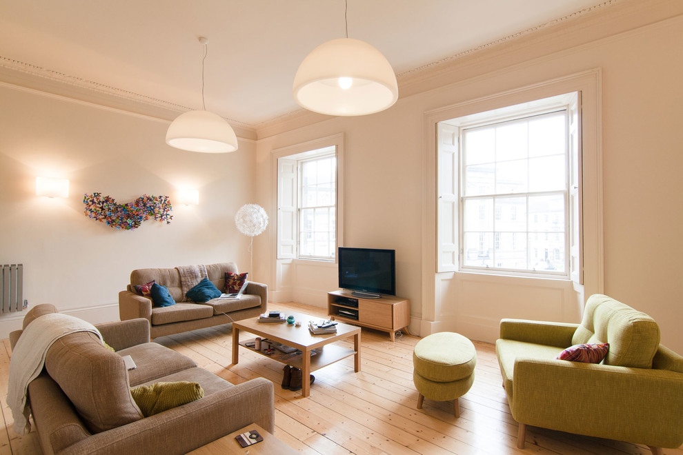 Immagine di un soggiorno nordico di medie dimensioni con sala formale, pareti bianche, parquet chiaro e TV autoportante
