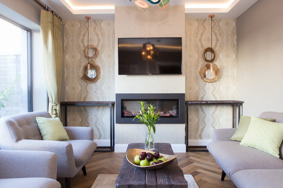 Esempio di un piccolo soggiorno tradizionale con pareti beige, pavimento in legno massello medio, TV a parete e pavimento beige