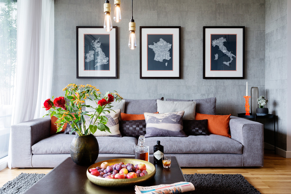 На фото: гостиная комната в современном стиле с серыми стенами и паркетным полом среднего тона без камина, телевизора