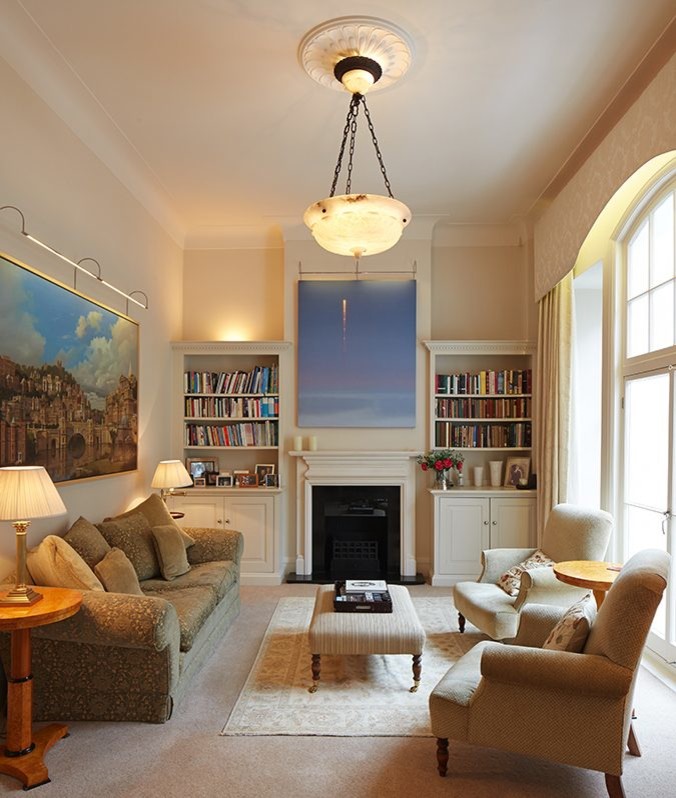 Foto de salón para visitas cerrado clásico pequeño con paredes beige, moqueta, todas las chimeneas, marco de chimenea de madera y suelo beige