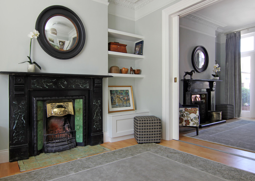 На фото: гостиная комната в классическом стиле с ковровым покрытием с