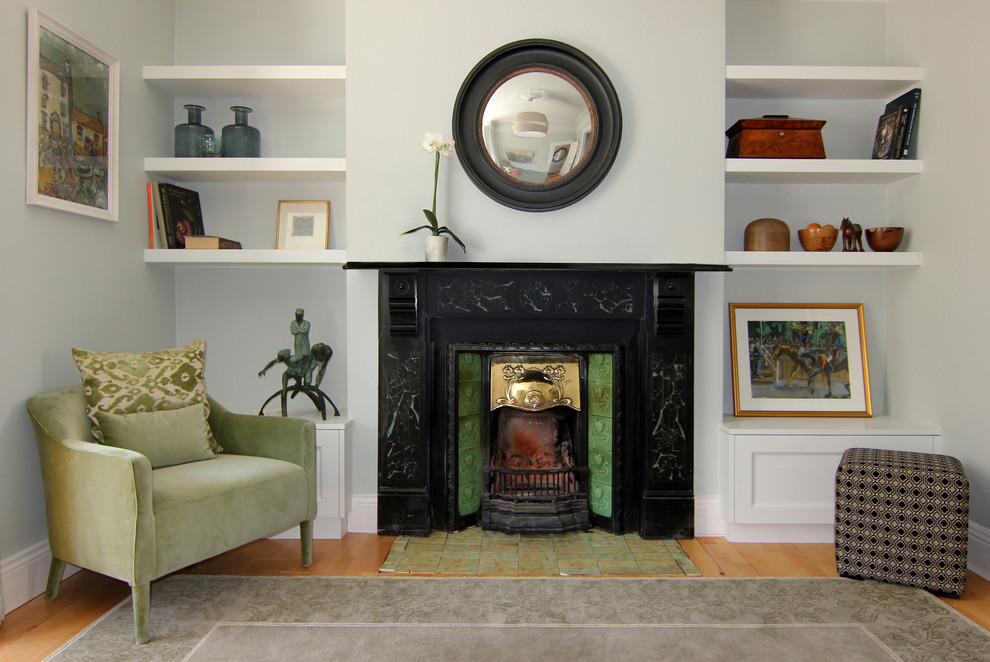 Пример оригинального дизайна: гостиная комната в классическом стиле с ковровым покрытием