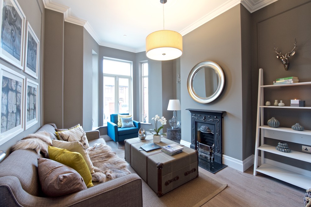 Свежая идея для дизайна: гостиная комната в стиле неоклассика (современная классика) с серыми стенами, светлым паркетным полом и стандартным камином без телевизора - отличное фото интерьера