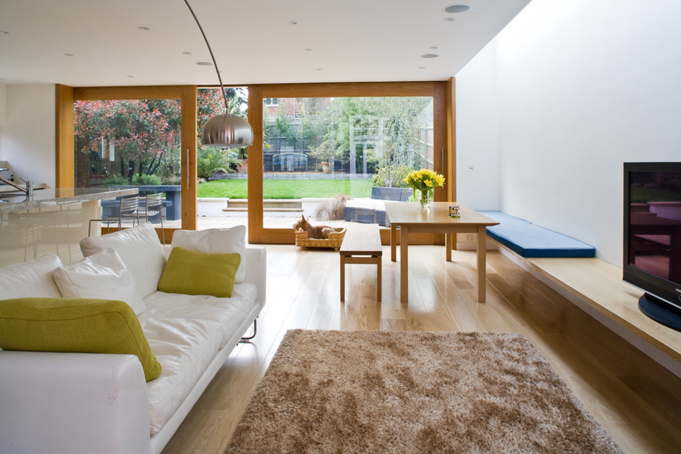 Источник вдохновения для домашнего уюта: большая гостиная комната в современном стиле с светлым паркетным полом