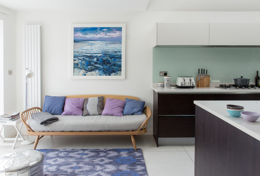 Свежая идея для дизайна: открытая гостиная комната среднего размера в современном стиле с белыми стенами без камина - отличное фото интерьера