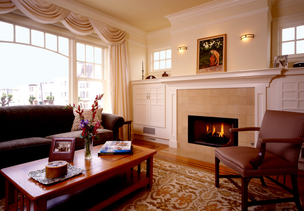 Klassisches Wohnzimmer mit gefliester Kaminumrandung in San Francisco
