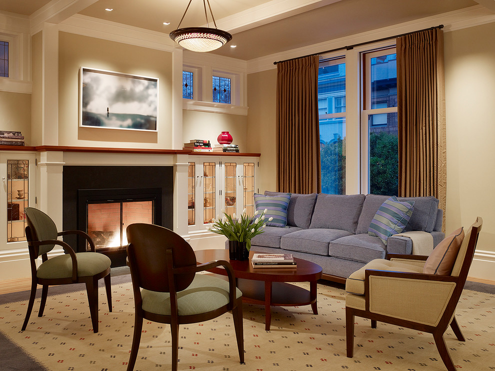 Repräsentatives, Fernseherloses Klassisches Wohnzimmer mit beiger Wandfarbe und Kamin in San Francisco