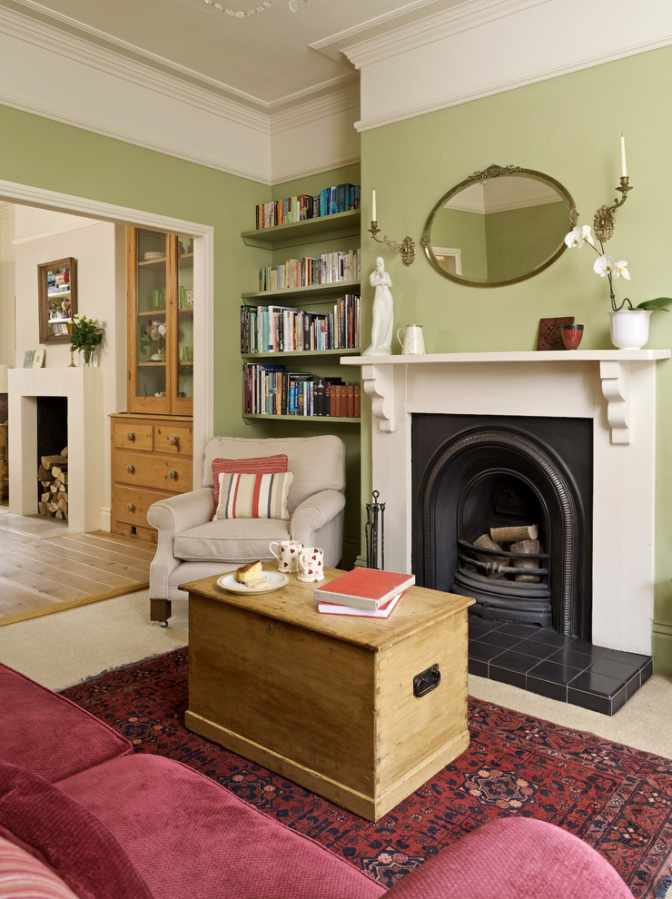 Repräsentatives, Fernseherloses, Offenes Klassisches Wohnzimmer mit grüner Wandfarbe und Kamin in Sonstige