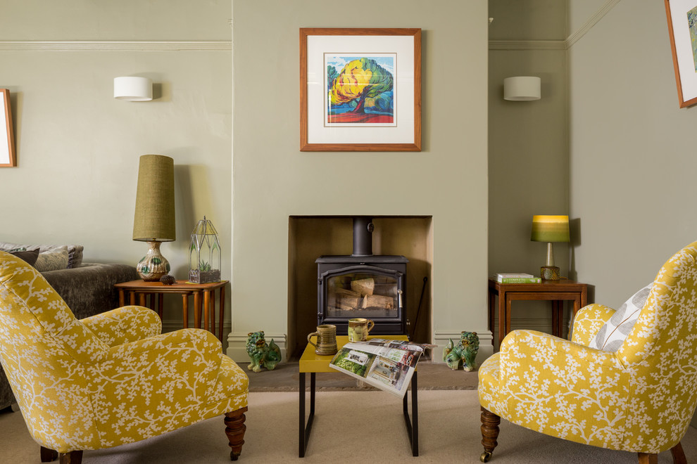 Foto de salón para visitas tradicional de tamaño medio sin televisor con moqueta, estufa de leña, suelo beige y paredes beige