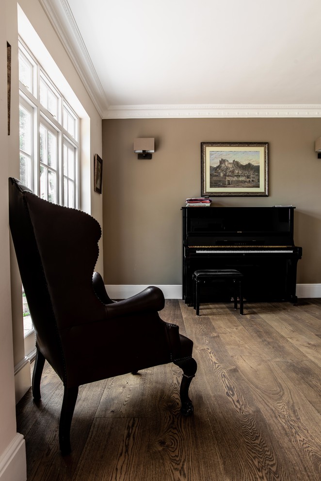 Foto de salón para visitas abierto clásico grande con paredes beige, suelo de madera en tonos medios, todas las chimeneas y suelo marrón