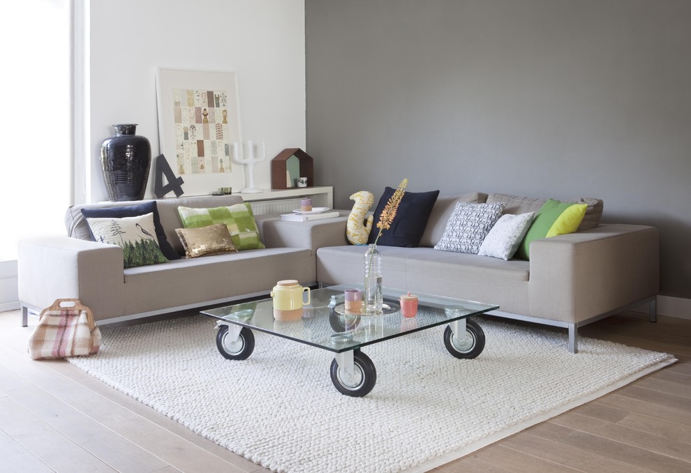 Immagine di un soggiorno moderno aperto con pareti grigie e tappeto