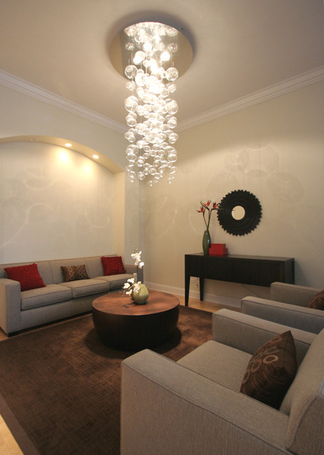 Immagine di un soggiorno design di medie dimensioni e aperto con pareti beige, parquet chiaro e nessuna TV