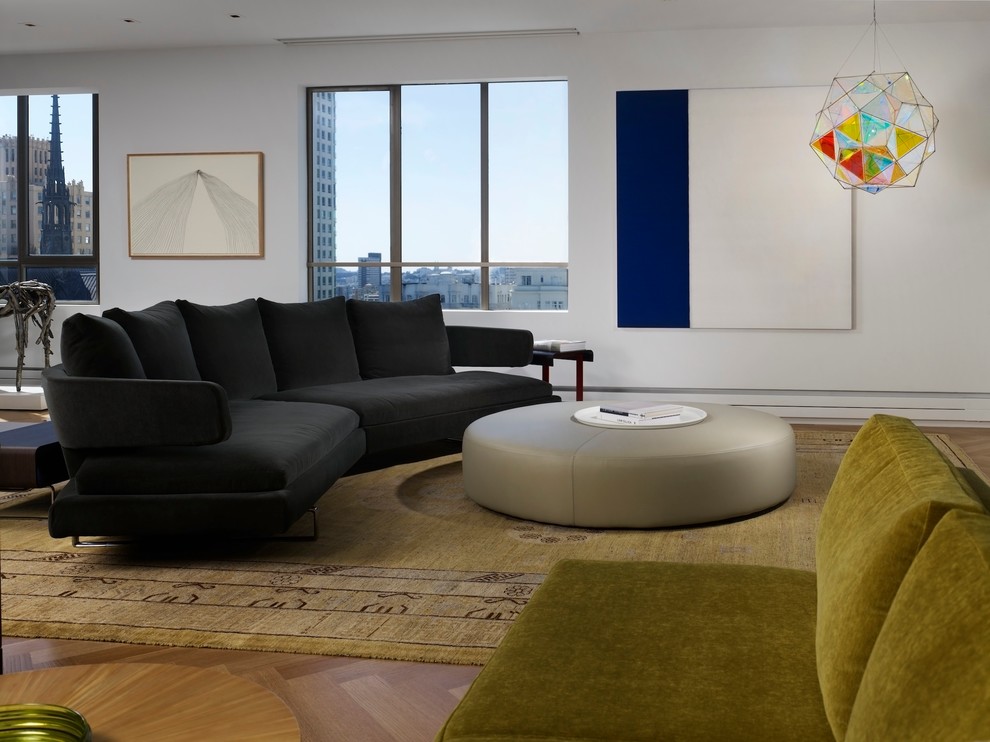 Foto di un grande soggiorno minimal aperto con sala formale, pareti bianche e pavimento in legno massello medio