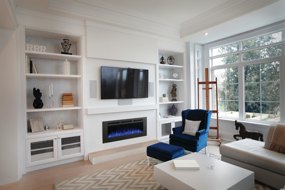 Idée de décoration pour un salon design de taille moyenne et fermé avec un mur blanc, parquet clair, une cheminée ribbon, un manteau de cheminée en plâtre, aucun téléviseur et un sol beige.