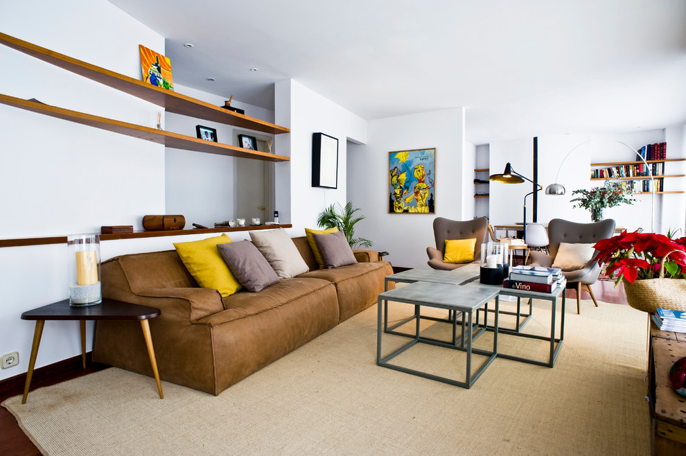 Пример оригинального дизайна: большая парадная, открытая гостиная комната в современном стиле с белыми стенами без камина, телевизора