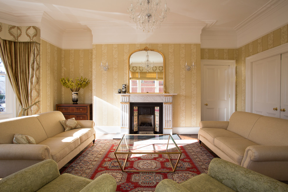 Пример оригинального дизайна: большая парадная, изолированная гостиная комната в классическом стиле с желтыми стенами, стандартным камином и эркером без телевизора