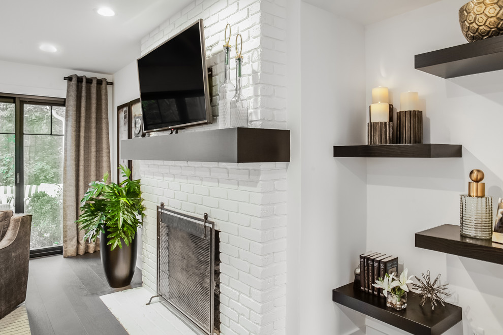 Идея дизайна: гостиная комната среднего размера в современном стиле с белыми стенами, паркетным полом среднего тона, печью-буржуйкой, фасадом камина из плитки, телевизором на стене и коричневым полом
