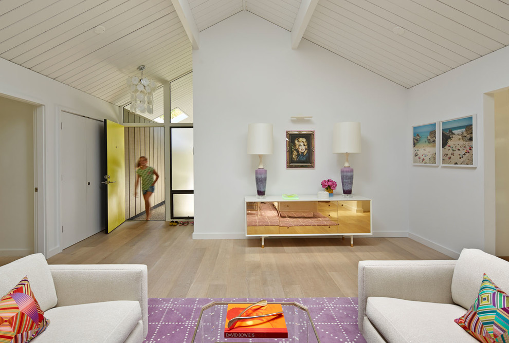 Diseño de salón para visitas vintage con paredes blancas y suelo de madera en tonos medios