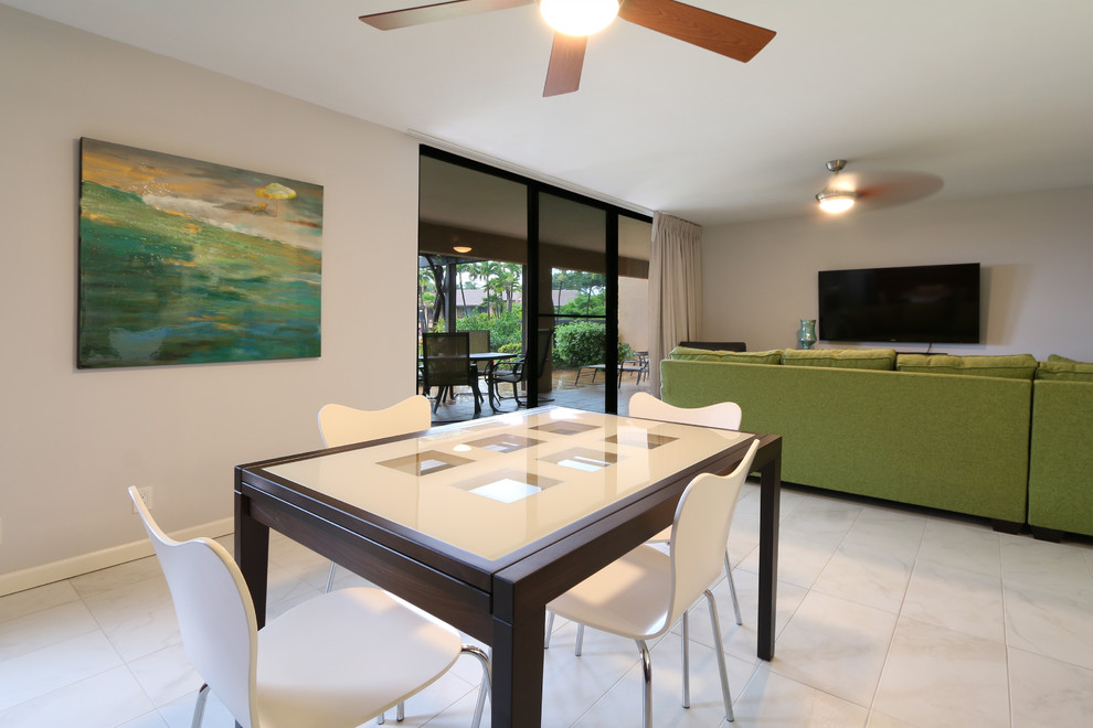 Immagine di una sala da pranzo tropicale di medie dimensioni con pareti blu, pavimento in gres porcellanato e nessun camino