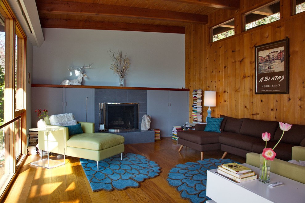 Mittelgroßes, Fernseherloses, Offenes Mid-Century Wohnzimmer mit grauer Wandfarbe, braunem Holzboden, Kamin und braunem Boden in San Francisco