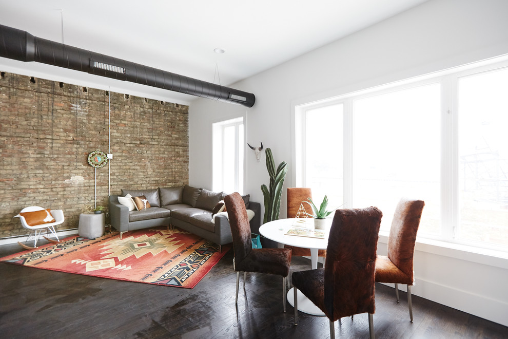 Mittelgroßes, Offenes Mediterranes Wohnzimmer ohne Kamin mit gelber Wandfarbe, dunklem Holzboden und TV-Wand in Chicago