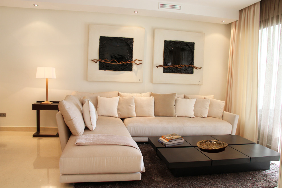Imagen de salón para visitas abierto clásico renovado pequeño sin chimenea y televisor con paredes beige