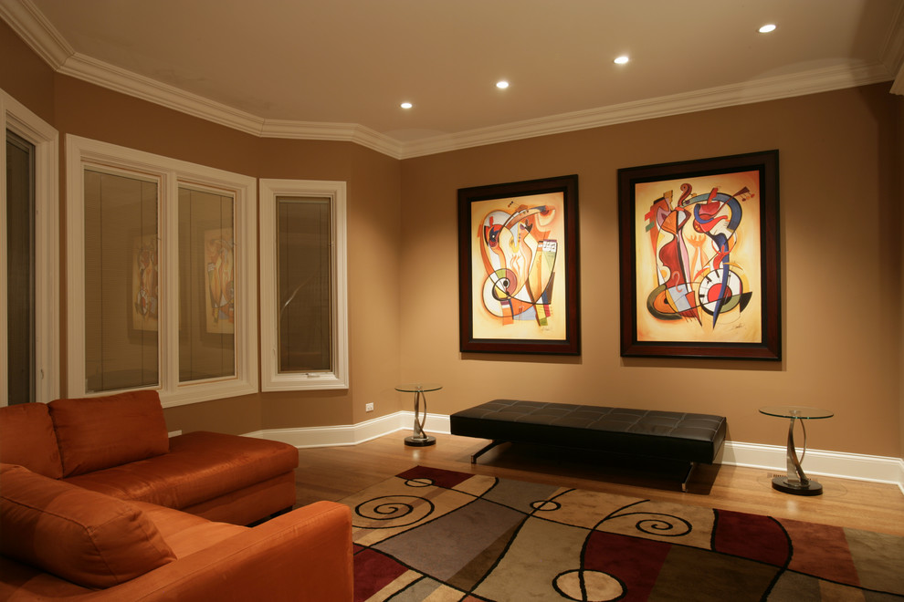 Foto di un grande soggiorno minimal aperto con sala formale, pareti beige, parquet chiaro, nessun camino e nessuna TV