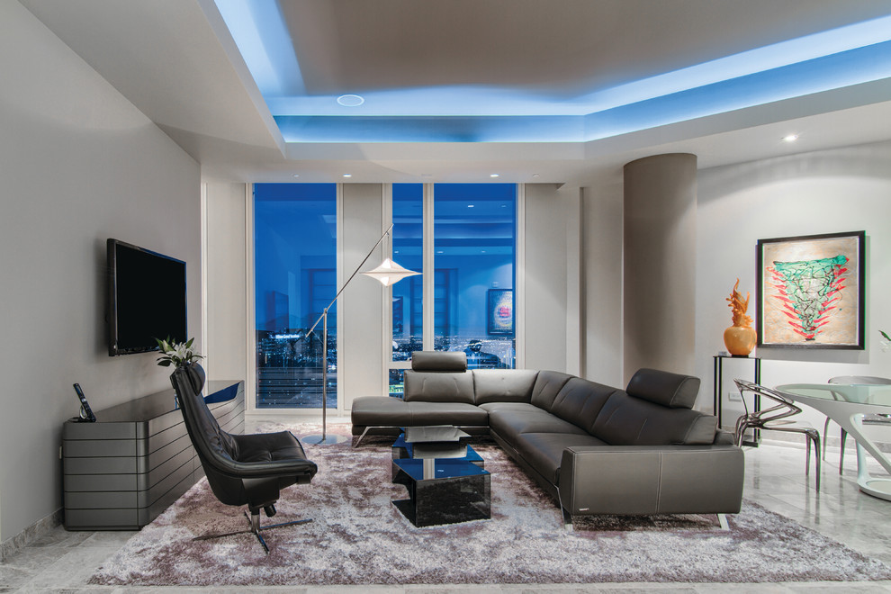 Идея дизайна: большая парадная, открытая гостиная комната в современном стиле с серыми стенами, телевизором на стене, полом из керамогранита и серым полом без камина