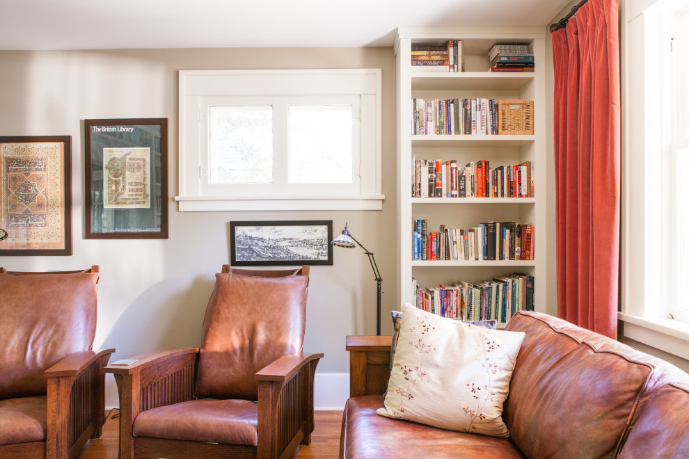 Источник вдохновения для домашнего уюта: изолированная гостиная комната среднего размера в стиле кантри с с книжными шкафами и полками, зелеными стенами, паркетным полом среднего тона и коричневым полом