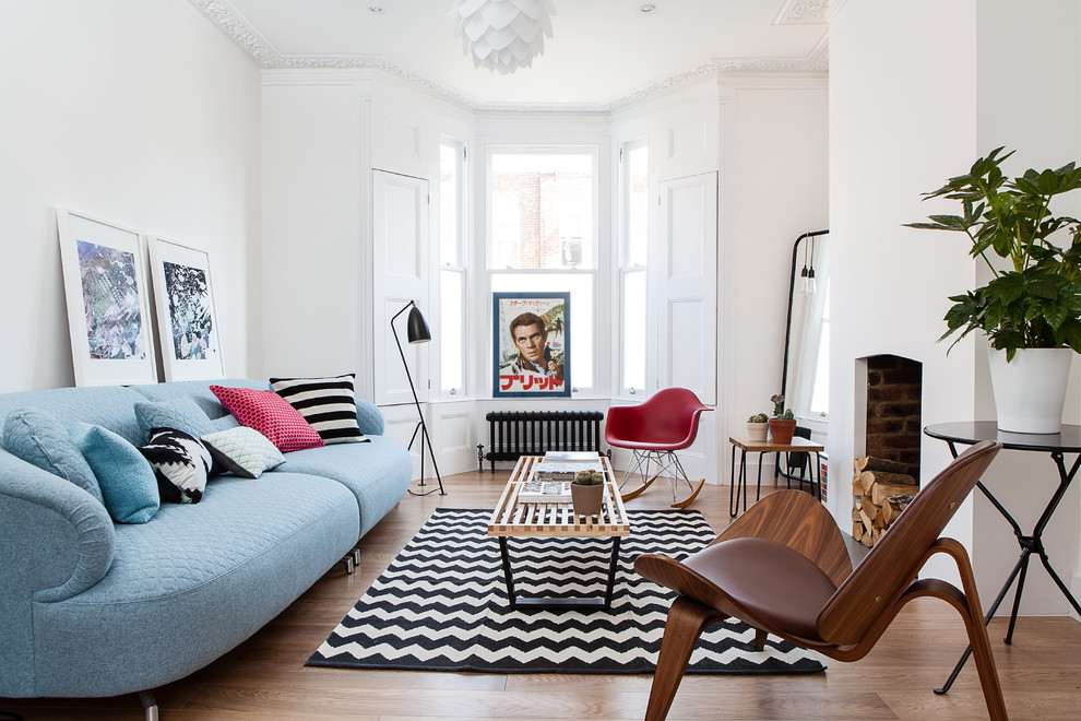 Ispirazione per un soggiorno minimal con sala formale, pareti bianche, parquet chiaro, camino classico e nessuna TV