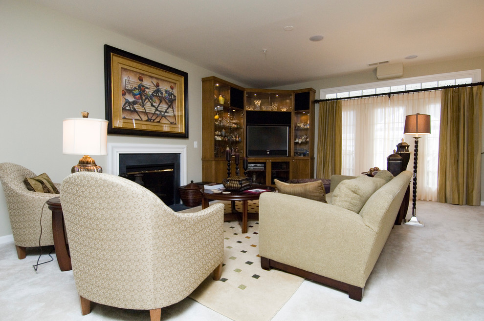 Пример оригинального дизайна: огромная открытая гостиная комната в стиле неоклассика (современная классика) с бежевыми стенами, телевизором в углу и ковровым покрытием