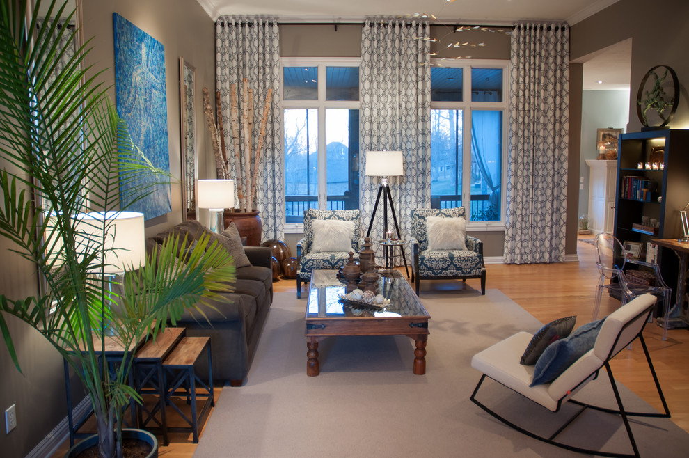 Immagine di un grande soggiorno classico aperto con pareti beige, parquet chiaro, sala formale, nessun camino e nessuna TV